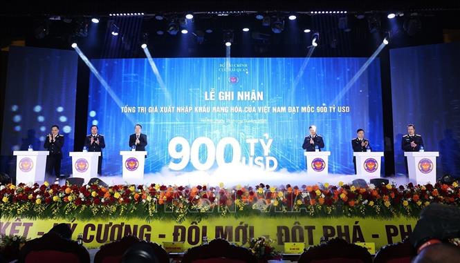 Lễ ghi nhận tổng giá trị xuất khẩu hàng hoá của Việt Nam đạt mốc 900 tỷ USD. Ảnh: Vũ Sinh – TTXVN