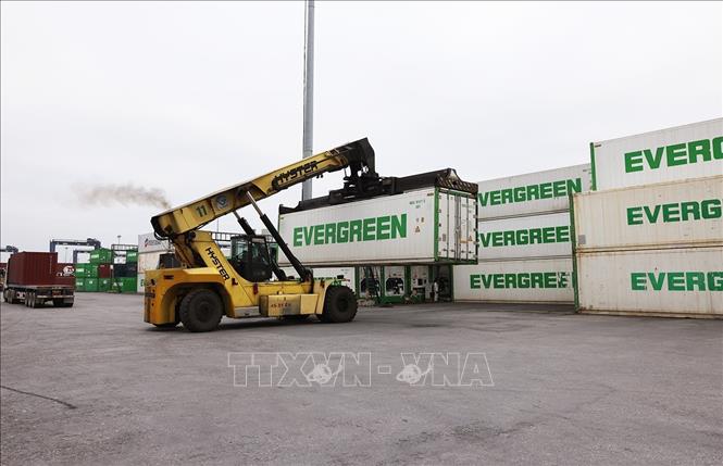Bốc xếp hàng hoá xuất khẩu ở cảng Hải Phòng, thành phố Hải Phòng. Ảnh: Vũ Sinh - TTXVN