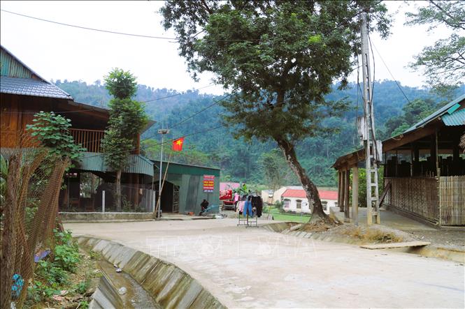 Roads are concreted and solar lights are set up in Bung hamlet. VNA Photo: Xuân Tiến