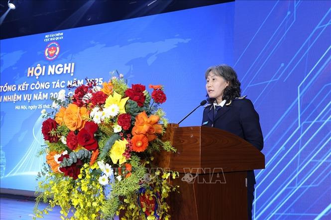 Bà Phạm Thị Thu Hương, Chánh Văn phòng Cục Hải quan báo cáo tổng kết công tác năm 2025, phương hướng nhiệm vụ công tác năm 2026. Ảnh: Vũ Sinh – TTXVN

