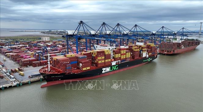 Hàng hoá xuất nhâp khẩu ở cảng container Lạch Huyện, thành phố Hải Phòng. Ảnh: Vũ Sinh - TTXVN