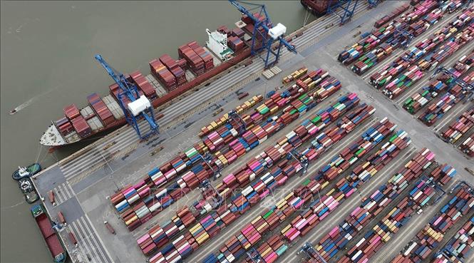 Hàng hoá xuất nhâp khẩu ở cảng container Lạch Huyện, thành phố Hải Phòng. Ảnh: Vũ Sinh - TTXVN