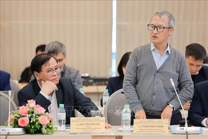 Ông Phạm Sinh Thành, Trưởng phòng Môi trường công thương, Cục Kỹ thuật an toàn và môi trường công nghiệp, Bộ Công thương chia sẻ tại diễn đàn. Ảnh: Lê Đông - TTXVN
