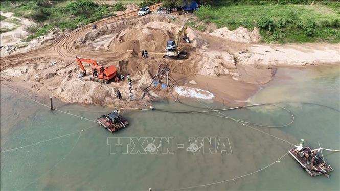 Hiện trường vụ khai thác cát trái phép. Ảnh: TTXVN phát
