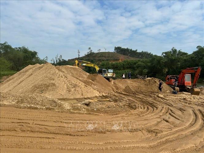 Bãi tập kết khai thác cát trái phép. Ảnh: TTXVN phát