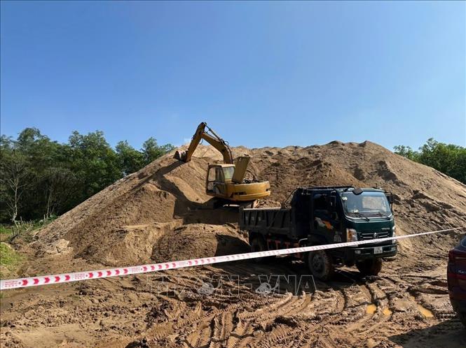 Lực lượng chức năng phong tỏa, tịch thu số lượng cát khai thác trái phép. Ảnh: TTXVN phát