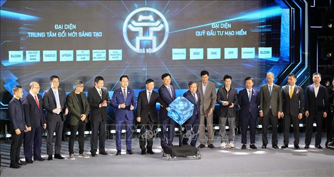 Ủy viên Bộ Chính trị, Bí thư Thành ủy Hà Nội Nguyễn Duy Ngọc và các đại biểu thực hiện nghị thức ra mắt Mạng lưới đổi mới sáng tạo Thành phố. Ảnh: Vũ Quang – TTXVN 