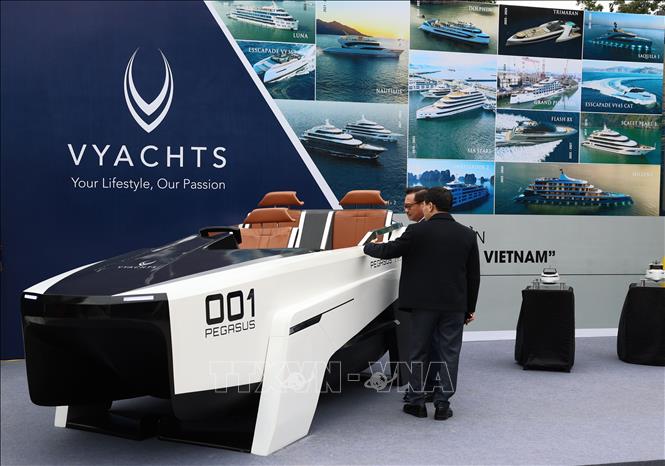 Các đại biểu tham quan triển lãm Mạng lưới đổi mới sáng tạo Thành phố. Ảnh: Vũ Quang - TTXVN 