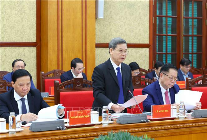 Đồng chí Lê Minh Trí, Bí thư Trung ương Đảng, Phó Trưởng Ban Thường trực Ban Nội chính Trung ương, Ủy viên Ban Chỉ đạo trình bày báo cáo tại phiên họp. Ảnh: Phương Hoa - TTXVN