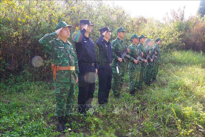 Đội tuần tra số 2 tiến hành tuần tra liên hợp trên đoạn biên giới từ Mốc giới số 63 đến Mốc giới số 67. Ảnh: TTXVN phát