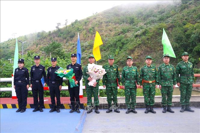Hai bên gặp nhau tại vạch phân định Cầu hữu nghị biên giới Việt - Trung, Cửa khẩu Ma Lù Thàng - Kim Thủy Hà. Ảnh: TTXVN phát