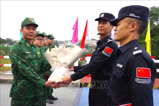 Đại tá Nguyễn Ngọc Ánh, Phó Chỉ huy trưởng kiêm Tham mưu trưởng, Bộ đội Biên phòng tỉnh Lai Châu tặng hoa Chỉ huy trưởng tuần tra liên hợp phía Trung Quốc. Ảnh: TTXVN phát