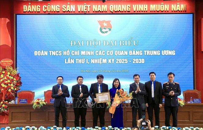 Đoàn TNCS Hồ Chí Minh các cơ quan Đảng Trung ương nhận Bằng khen của Đảng uỷ các cơ quan Đảng Trung ương. Ảnh: Tuấn Anh - TTXVN