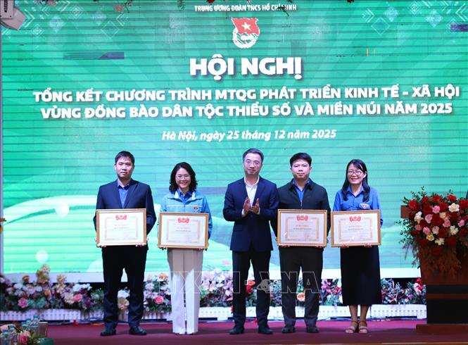 Ban Chấp hành Trung ương Đoàn đã khen thưởng cho các Ban, đơn vị Trung ương Đoàn, các tỉnh, thành đoàn, đoàn trực thuộc có thành tích xuất sắc trong tham gia phát triển kinh tế - xã hội vùng đồng bào dân tộc thiểu số và miền núi năm 2025. Ảnh: TTXVN phát