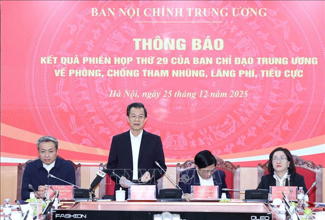 Đồng chí Lê Hồng Quang, Uỷ viên Trung ương Đảng, Phó Trưởng Ban Nội chính Trung ương trả lời câu hỏi của phóng viên. Ảnh: Phương Hoa - TTXVN