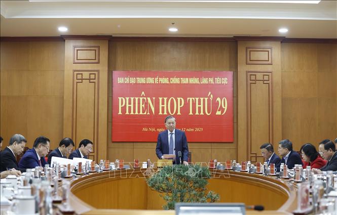 Party General Secretary To Lam chairs the meeting. VNA Photo