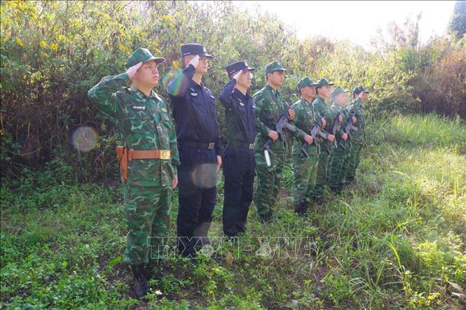 Both sides establish a joint patrol command, each forming three land patrol teams and two liaison teams to conduct joint patrols along the border section from Marker No. 29 to Marker No. 71. VNA Photo/Photo by courtesy