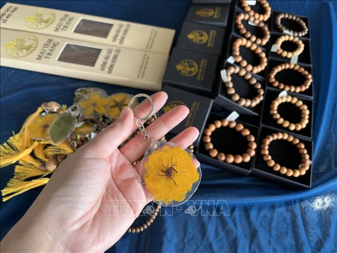 Các sản phẩm thủ công từ cây mai vàng của Làng mai Tân Tây, tỉnh Tây Ninh. Ảnh: Đức Hạnh - TTXVN 