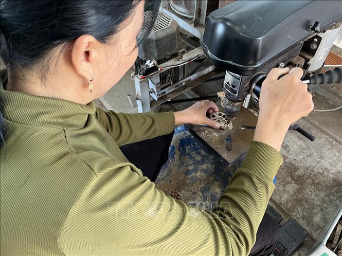 Công đoạn tiện hạt từ thân cây mai vàng đã được phơi khô, cắt khúc. Ảnh: Đức Hạnh - TTXVN 