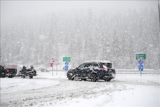 Tuyết rơi dày đặc tại Truckee, bang California, Mỹ ngày 24/12/2025. Ảnh: THX/TTXVN