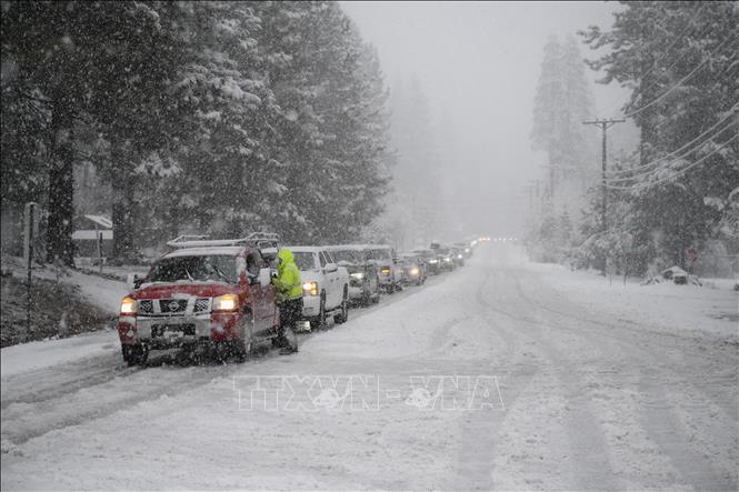 Tuyết rơi dày khiến các phương tiện không thể di chuyển tại Truckee, bang California, Mỹ ngày 24/12/2025. Ảnh: THX/TTXVN