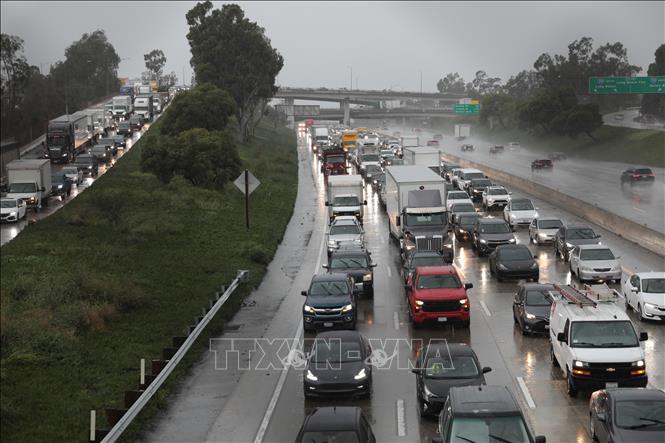 Mưa bão khiến giao thông ùn tắc trên tuyến cao tốc ở Los Angeles, California, Mỹ ngày 24/12/2025. Ảnh: AA/TTXVN