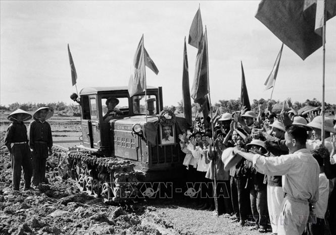 Cùng với công cuộc kháng chiến chống Mỹ, cứu nước ở miền Nam, toàn Đảng, toàn quân toàn dân đồng thời thực hiện xây dựng Chủ nghĩa xã hội ở miền Bắc. Từ đó, nhiều phong trào thi đua yêu nước, nhiều tấm gương điển hình cách mạng nở rộ. Trong ảnh: Tháng 6/1961, chiếc máy cày của Chủ tịch Hồ Chí Minh tặng Hợp tác xã Đại Phong (Quảng Bình), lá cờ đầu của ngành nông nghiệp, thực hiện luống cày đầu trước sự vui mừng của bà con xã viên. Ảnh: Văn Thượng – TTXVN
