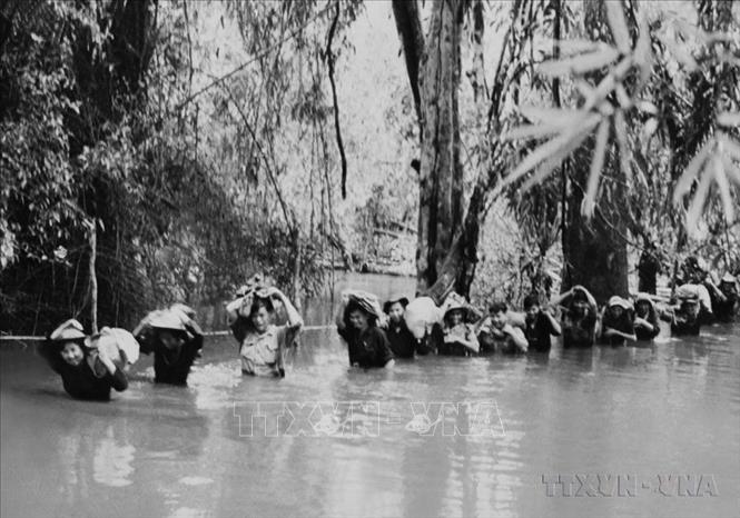 Đoàn đại biểu các lực lượng vũ trang nhân dân giải phóng miền Đông Nam Bộ trên đường đi dự Đại hội Anh hùng, Chiến sĩ thi đua, Dũng sĩ các lực lượng vũ trang nhân dân miền Nam lần thứ hai (tháng 9/1967). Ảnh: Lê Ánh Sơn – TTXVN