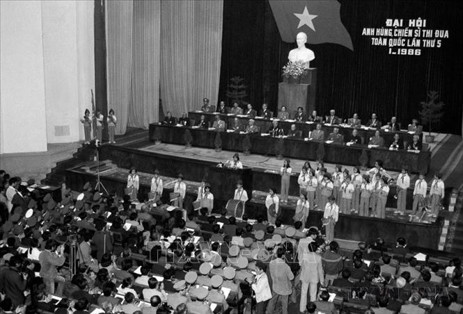 Thiếu niên, nhi đồng Thủ đô chào mừng Đại hội Anh hùng, Chiến sĩ thi đua toàn quốc lần thứ V, khai mạc sáng 16/1/1986, tại Hà Nội. Ảnh: Kim Hùng – TTXVN
