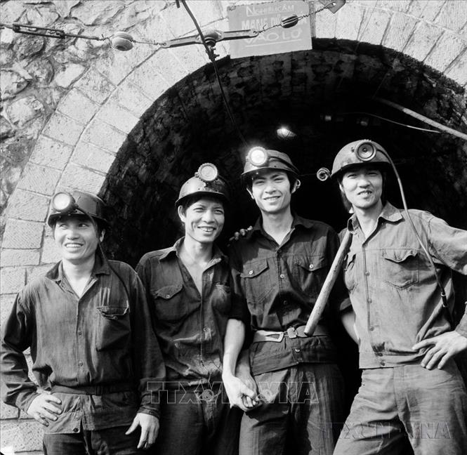 Tổ lò chợ số 12, phân xưởng tự lực 2B, mỏ than Thanh niên Mạo Khê 5 năm liền là Tổ Lao động XHCN, có sáng kiến tạo lò bằng thành lò dốc để than tự chạy, năng suất tăng 30%. Ảnh: Đình Trân-TTXVN
