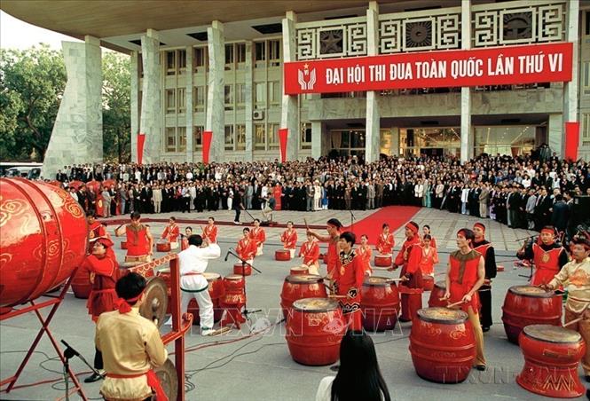 Đại hội Thi đua toàn quốc lần thứ VI diễn ra từ ngày 21 đến ngày 24/11/2000, tại Hà Nội. Đại hội lần thứ VI được lấy tên là Đại hội Thi đua toàn quốc để biểu dương sức mạnh của khối đại đoàn kết dân tộc đối với phong trào thi đua yêu nước trong thời kỳ đổi mới đất nước. Trong ảnh: Chương trình nghệ thuật “Trống hội Thăng Long” chào mừng Đại hội Thi đua toàn quốc lần thứ VI. Ảnh: Xuân Tuân-TTXVN
