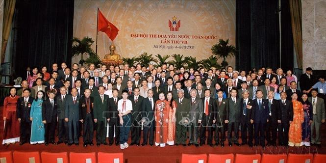  Lãnh đạo Đảng, Nhà nước với đại biểu dự Đại hội Thi đua yêu nước toàn quốc lần thứ VII (4 - 6/10/2005), tại Hà Nội. Ảnh: Tùng Lâm-TTXVN
