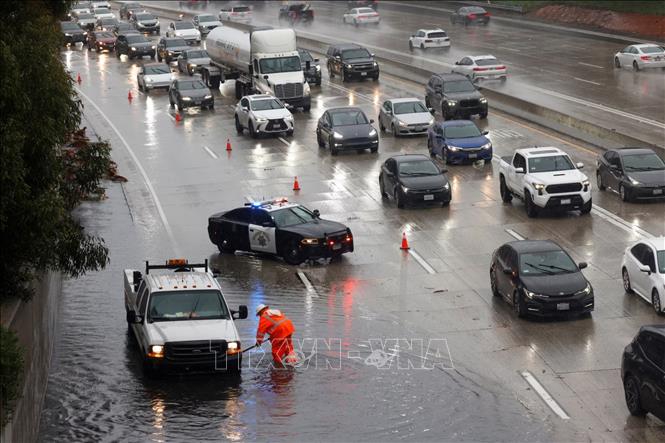 Mưa lớn gây ngập trên tuyến cao tốc ở Burbank, California, Mỹ ngày 24/12/2025. Ảnh: REUTERS/TTXVN