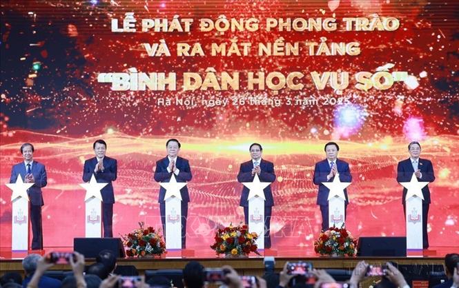 Chiều 26/3/2025, tại Hà Nội, Thủ tướng Phạm Minh Chính và các đại biểu thực hiện nghi thức phát động Phong trào “Bình dân học vụ số”. Ảnh: Dương Giang - TTXVN
