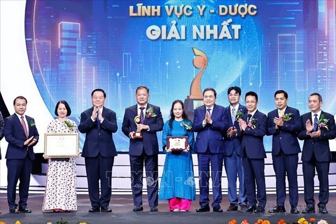 Chủ tịch Quốc hội Trần Thanh Mẫn cùng Trưởng ban Tuyên giáo và Dân vận Trung ương Nguyễn Trọng Nghĩa trao giải Nhất lĩnh vực Y dược cho nhóm tác giả TS.BS Dương Đức Hùng và cộng sự, Bệnh viện Hữu nghị Việt Đức với Công trình “Triển khai ghép đa tạng từ người hiến chết não tại Bệnh viện Hữu nghị Việt Đức” tại Lễ trao Giải thưởng 