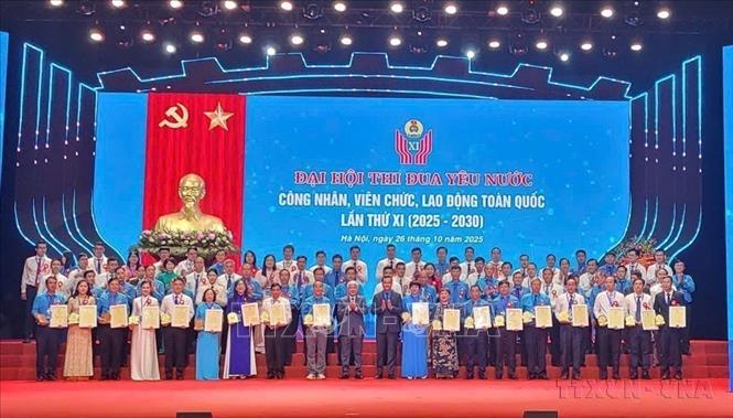 Ông Đỗ Văn Chiến, Ủy viên Bộ Chính trị, Bí thư Trung ương Đảng, Chủ tịch Ủy ban Trung ương Mặt trận Tổ quốc Việt Nam và ông Nguyễn Đình Khang, Chủ tịch Tổng Liên đoàn Lao động Việt Nam tặng Giấy chứng nhận và biểu trưng cho các tập thể xuất sắc tại Đại hội Thi đua yêu nước công nhân, viên chức, lao động toàn quốc lần thứ XI, giai đoạn 2025-2030 (Hà Nội, 26/10/2025). Ảnh: Phương Thanh-TTXVN
