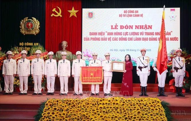 Phó Chủ tịch nước Võ Thị Ánh Xuân trao Danh hiệu “Anh hùng Lực lượng vũ trang nhân dân” cho Phòng Bảo vệ các đồng chí Lãnh đạo Đảng và Nhà nước thuộc Bộ Tư lệnh Cảnh vệ, Bộ Công an (Hà Nội, 19/5/2025). Ảnh: Phạm Kiên - TTXVN
