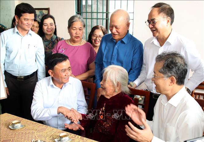 Thường trực Ban Bí thư Trần Cẩm Tú thăm, tặng quà cho Mẹ Việt Nam anh hùng Mai Thị Sây (phường Ngũ Hành Sơn, thành phố Đà Nẵng), chiều 21/7/2025. Ảnh: Quốc Dũng - TTXVN