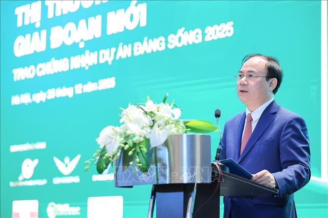 Deputy Minister of Construction Nguyen Van Sinh speaks at the forum. VNA Photo: Lê Đông