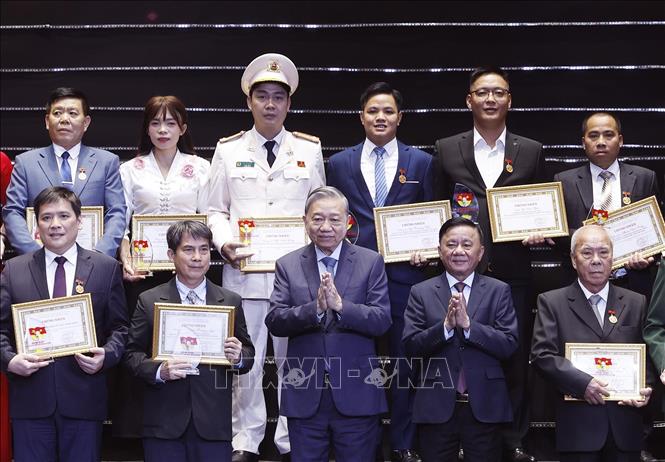 Tổng Bí thư Tô Lâm và đồng chí Trần Cẩm Tú, Uỷ viên Bộ Chính trị, Thường trực Ban Bí thư trao Giấy chứng nhận và biểu trưng cho các tập thể và cá nhân điển hình tiêu biểu. Ảnh: Thống Nhất – TTXVN