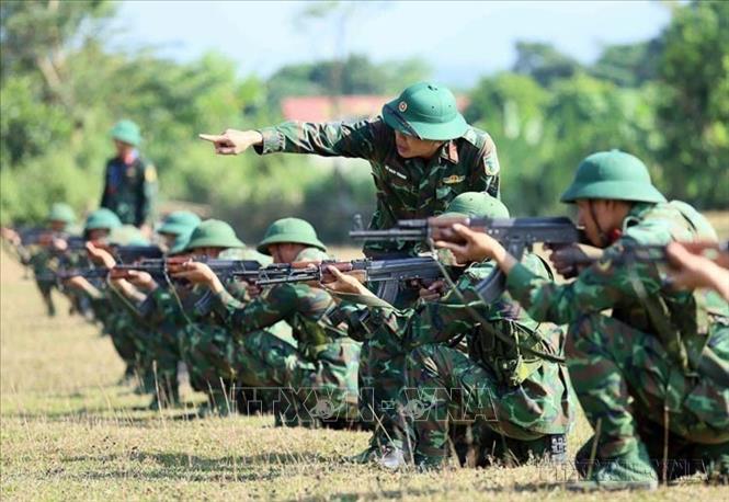 Kiểm tra huấn luyện các bài bắn súng của chiến sĩ mới Trung đoàn 741 - đơn vị dẫn đầu phong trào Thi đua Quyết thắng ở tỉnh Điện Biên. Ảnh: An Đăng - TTXVN
