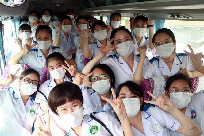 54 cán bộ giảng viên là những bác sĩ, điều dưỡng và sinh viên năm thứ 4 của trg Đại học Điều dưỡng Nam Định (thành phố Nam Định) tình nguyện vào “tâm dịch” Bắc Giang để hỗ trợ công tác phòng, chống dịch COVID-19 (2021). Ảnh: Nguyễn Lành - TTXVN