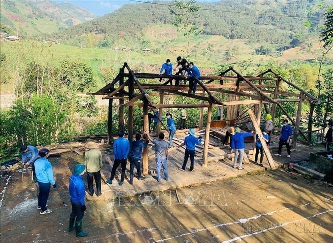 Hưởng ứng phong trào xóa nhà tạm, Đoàn viên thanh niên tỉnh Yên Bái (cũ) hỗ trợ người dân tháo dỡ nhà và dựng nhà mới. Ảnh: Tiến Khánh - TTXVN
