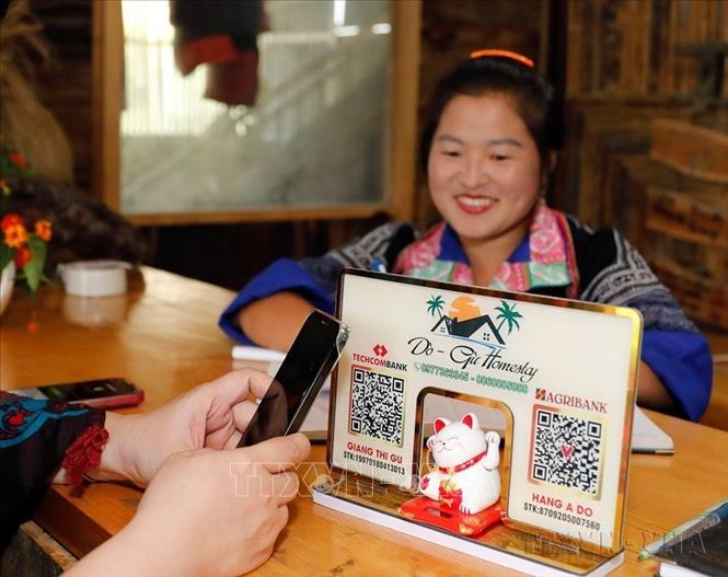 Phong trào “Cả nước thi đua đổi mới sáng tạo, chuyển đổi số” góp phần thúc đẩy phát triển mọi mặt của đời sống xã hội. Trong ảnh: Thanh toán bằng phương thức QR Code đã đến tận vùng sâu, vùng xa. Ảnh: Trần Việt – TTXVN
