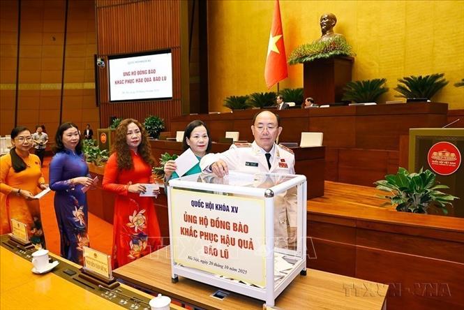 Đại biểu Quốc hội ủng hộ đồng bào các tỉnh phía Bắc bị thiệt hại do cơn bão số 11 (20/10/2025). Ảnh: Doãn Tấn - TTXVN
