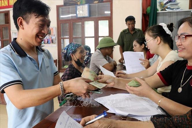 Người dân xã An Khánh (Hải Phòng) vui mừng nhận quà nhân dịp Quốc khánh 2/9. Ảnh: Hoàng Ngọc – TTXVN
