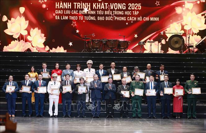 Tổng Bí thư Tô Lâm và đồng chí Trần Cẩm Tú, Uỷ viên Bộ Chính trị, Thường trực Ban Bí thư chúc mừng các cá nhân điển hình tiêu biểu. Ảnh: Phương Hoa - TTXVN