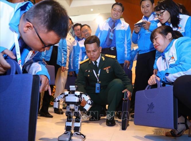 Các đại biểu trải nghiệm sản phẩm công nghệ của Cụm Thanh niên Đông Nam Bộ tại Đại hội đại biểu toàn quốc Đoàn TNCS Hồ Chí Minh lần thứ XII, nhiệm kỳ 2022 – 2027, với khẩu hiệu 