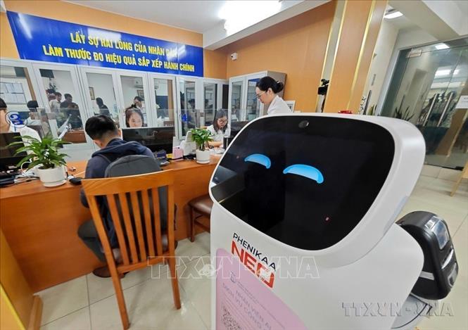 Việc xây dựng và thực hiện văn hóa công sở đã có nhiều tác động tích cực, không ngừng gia tăng giá trị văn hóa trong hoạt động công vụ ở các cơ quan công quyền, thúc đẩy sự phát triển của nền hành chính công vụ. Trong ảnh: Phường Cửa Nam (Hà Nội) đưa vào vận hành robot AI thông minh làm nhân viên phục vụ tại Trung tâm Hành chính công. Đây là phường đầu tiên ở Thủ đô thí điểm mô hình này để phục vụ nhân dân tốt hơn. Ảnh: TTXVN