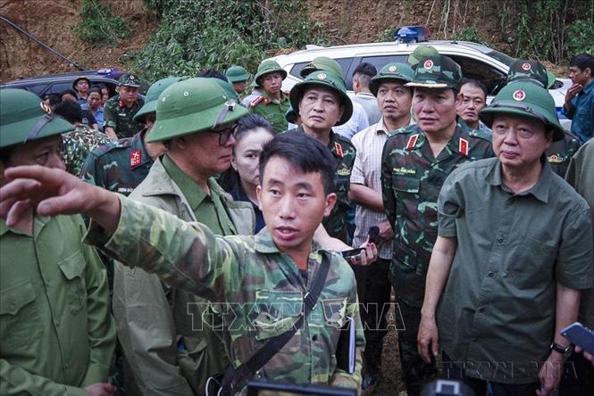 Trưởng bản Mùa A Thi báo cáo Phó Thủ tướng Trần Hồng Hà tại hiện trường sạt lở, lũ quét ở bản Háng Pu Xi, xã Xa Dung, tỉnh Điện Biên. Anh đã có hành động quyết đoán, sáng suốt, dũng cảm cứu 90 người dân bản Háng Pu Xi, xã Xa Dung, tỉnh Điện Biên khỏi thảm họa lũ quét, sạt lở đất rạng sáng 1/8/2025. Ảnh: Xuân Tư - TTXVN